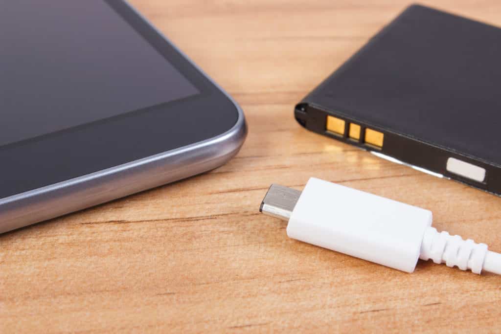 Comment préserver sa batterie de smartphone cet été ? Préserver sa batterie de smartphone pendant les vacances avec les fortes chaleurs est indispensable pour qu'elle ne vous lâche pas. Mon Réparateur à Rennes vous donne quelques conseils utiles. Pourquoi préserver sa batterie ? Préserver sa batterie de smartphone avec la canicule, c'est un peu comme se préserver soit même des fortes chaleurs. En effet, nous allons systématiquement nous protéger du soleil, boire plus souvent et rester dans un endroit tempéré. La batterie sur les smartphones supporte mal les variations de température : même dans un sac, un vêtement, elle va passer d'un endroit tempéré à 20 °C, à des chaleurs pouvant dépasser les 40 °C à l'ombre. Alors sur la plage, pas besoin de vous faire un dessin ! C'est donc ce passage d'un endroit tempéré à chaud que les batteries n'aiment pas. Il en est de même l'hiver en passant de températures négatives à de nouveau 20 °C. Que peut-il se passer pour votre batterie de smartphone ? Elle va se décharger plus vite, d'autant plus qu'elle n'est pas neuve. Elle peut aussi s'éteindre définitivement et ne plus pouvoir se rallumer. Il arrive aussi que la batterie gonfle : souvent l'écran se soulève (cas des iPhone) ou l'arrière (cas des Samsung) sur un côté car les batteries sont allongés et collé sur le côté gauche de l'appareil. Sur les Huawei, les batteries sont centrées et souvent carrées. Elle peut aussi faire le yoyo : passer d'une charge haute et dégringoler à moins de 20 %. Ou bien s'arrêter et quand vous rebrancher votre smartphone elle à un pourcentage à nouveau élevé. Ces phénomènes peuvent apparaître n'importe quand dans l'année, mais ils sont plus fréquents en période de forte chaleur ou de grand froid. Quelles sont les bonnes pratiques pour préserver sa batterie de smartphone ? Si vous pouvez vous passer de votre smartphone sur la plage, ce n'est pas plus mal. Pourquoi pas le mettre dans un contenant étanche que vous enterrez dans le sable bien au frais ? D'autant plus qu'au bord de la mer, les embruns, sans parler du risque de chute dans l'eau est souvent fatal. Le sel est très corrosif ! Évitez aussi de l'avoir systématiquement dans la main lorsque vous vous promenez. Comme ça, il n'est pas à la chaleur directe du soleil et ça tente moins les pickpockets. Dans la voiture, ne le laissez pas sur la plage avant ou arrière en plein soleil. De même, lors de l'utilisation du GPS, le fait qu'il soit fixé auprès des sorties d'air, avec la clim, la variation de température peu nuire au bon fonctionnement. Pas facile de trouver le bon compromis ! L’éteindre complètement de temps en temps lui fera du bien. Comment réparer sa batterie avec Mon Réparateur à Rennes ? Dernier recours, changer la batterie si elle ne tient plus. Généralement, après 2 ans de bons et loyaux services, la batterie est fatiguée. Ce n'est qu'une moyenne basse. Car quels que soient les smartphones, c'est surtout l'utilisation que l'on en fait qui joue sur la durée de vie de la batterie. Elle peut tenir quelque fois plus de 6 ans. Il se peut que même en changeant de batterie, vous n'obtenez pas le résultat escompté. Vérifiez aussi vos câbles et prises secteurs. Sinon, le connecteur de charge peut être endommagé ou tout simplement à nettoyer. Ou encore, un composant sur la carte mère qui est hors service. Une intervention en micro-soudure s'impose dans ce cas. Il faut donc rester vigilant sur l'utilisation de votre smartphone lors de forte chaleur. Prenez soin de le protéger au mieux pour éviter des situations fâcheuses Finalement, votre smartphone à le droit aussi à des vacances non ? Prenez un bon bouquin et rangez le !